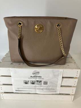 MICHAEL KORS, LARGE TAUPE PEBBLED LEATHER SHOULDER BAG